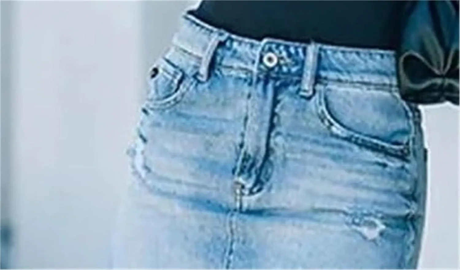 2025 Women's Sexy Mid-Waist Zipper Closure Frayed Raw Hem Ripped Mini Denim Skirt in Edgy Trendy